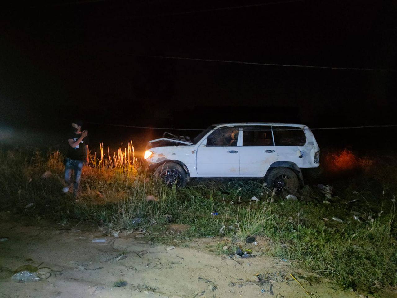 រថយន្ត LAND CRUISER បើកបុកបង្គោលភ្លើងរដ្ឋបាក់ដាច់ជាពីរកំណាត់ និងបណ្ដាលឲ្យមនុស្ស៤នាក់របួសធ្ងន់ស្រាល