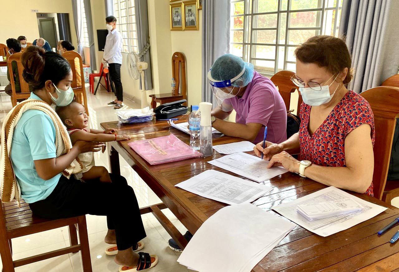 ក្រុមគ្រូពេទ្យស្ម័គ្រចិត្តមកពីប្រទេសបារាំង សហការជាមួយ សមាគមបេសកកម្មមនុស្សធម៌ នៅកម្ពុជាចុះពិនិត្យ និងព្យាបាលជំងឺទូទៅ ដោយមិនយកកម្រៃ