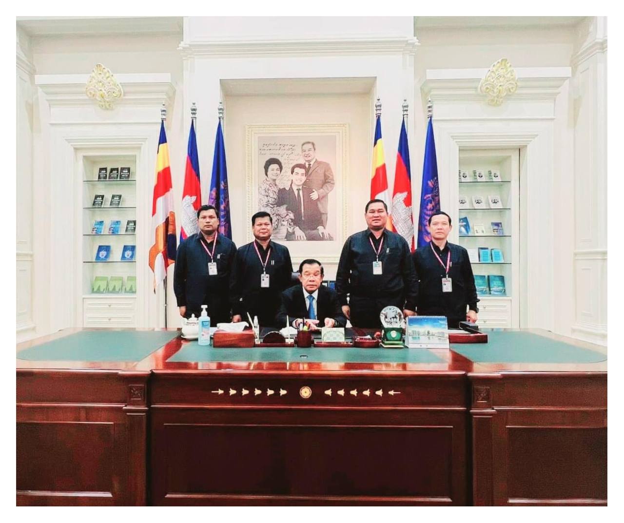 នាយទាហានជាន់ខ្ពស់ទាំង៤រូបនៃបញ្ជាការដ្ឋានឣង្គរក្ស ដែលទើបត្រូវបានព្រះករុណាព្រះហាក្សត្រត្រាស់បង្គាប់តម្លើងឋានន្តរសក្តិថ្នាក់ “ឧត្តមសេនីយ៍ឯក”