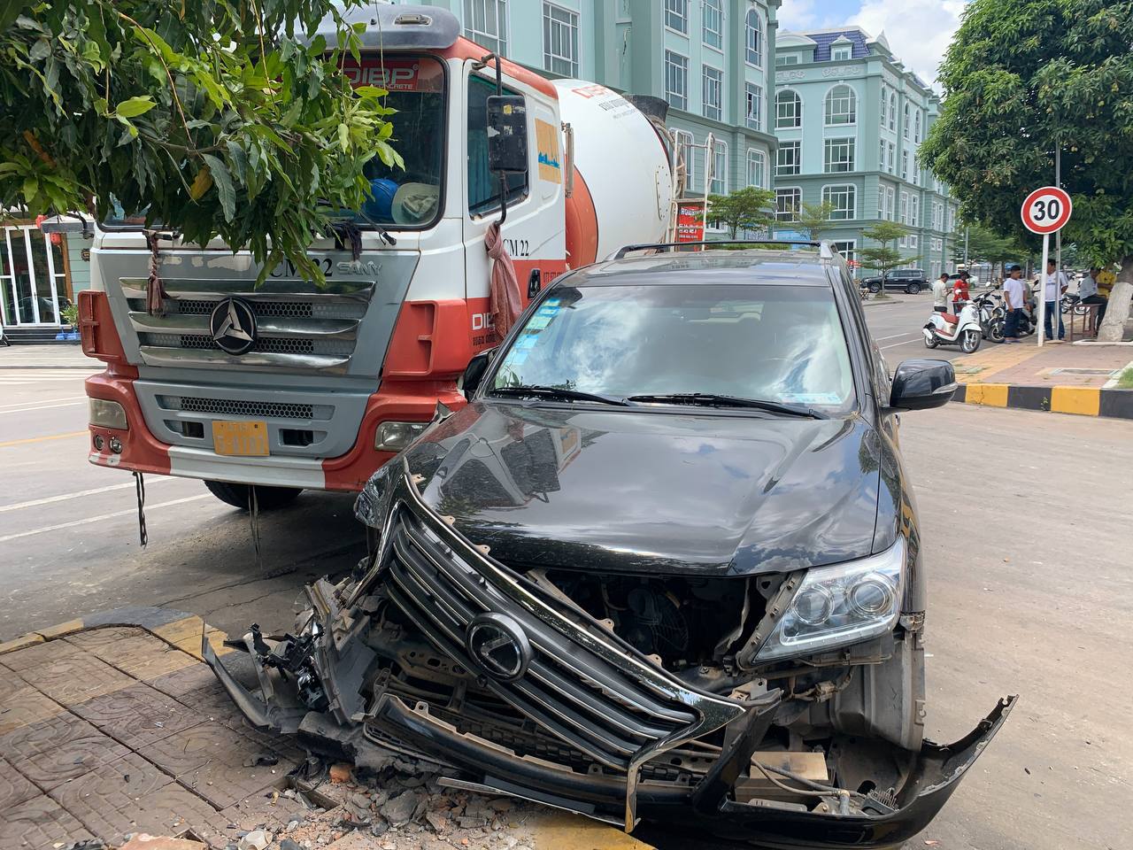 រថយន្ត LEXUS 570 បុករថយន្តក្រឡុកស៊ីម៉ងត៍ពេញទំហឹង បណ្តាលឱ្យរងការខូចខាតយ៉ាងដំណំ