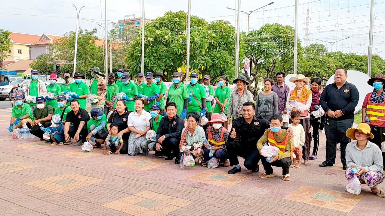 សមាគមចលនាយុវជនកម្ពុជាក្រុម១៥៧ ខេត្តកំពង់ឆ្នាំងបាននាំអំណោយផ្ដល់ជូនក្រុមអ្នកអនាម័យ ក្រោយរដូវបុណ្យចូលឆ្នាំរួច នៅក្នុងក្រុងកំពង់ឆ្នាំងណាំង