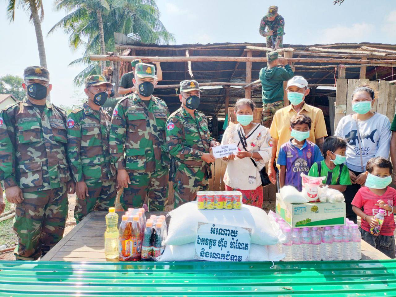 ឈើស័ង្កសីគ្រឿងឧបភោគបរិភោគ ថវិកាមួយចំនួន ជាអំណោយឯកឧត្ដម ហ៊ុន ម៉ាណែត និងលោកជំទាវ ត្រូវបានផ្តល់ជូន ស្ត្រីម៉េម៉ាយក្រីក្រ រងគ្រោះដោយខ្យល់កន្ត្រាក់