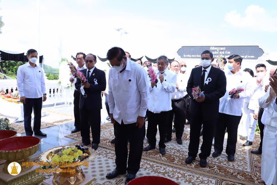 សម្ដេចក្រឡាហោម ស ខេង អញ្ជើញគោរពវិញ្ញាណក្ខន្ធសព មហាឧបាសិកា តាន់ រាយ មាតាបង្កើតឯកឧត្តម កៅ ខុនដារ៉ា រដ្ឋលេខាធិការក្រសួងមហាផ្ទៃ