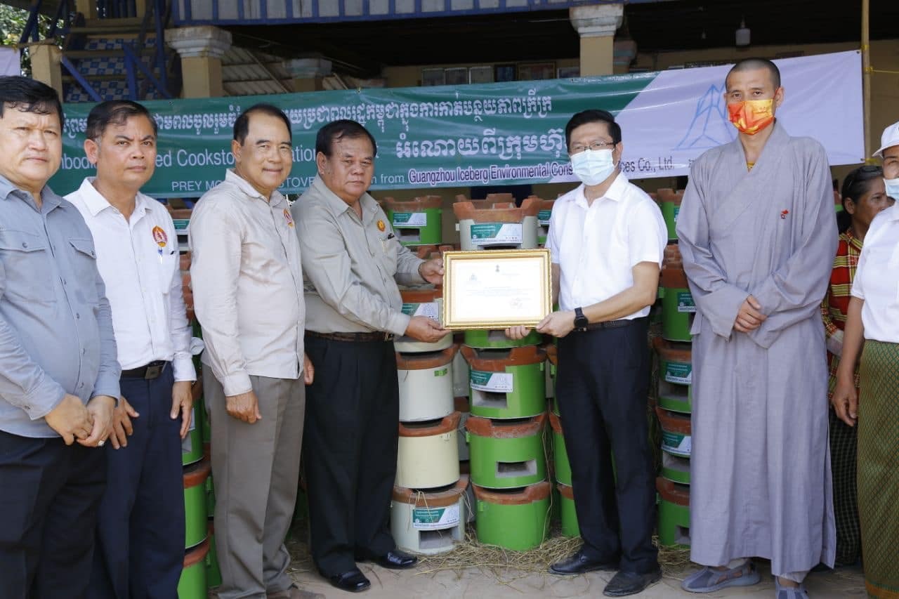 ចង្ក្រានព្រៃមាន់ខ្មែរ ដែលជាប្រភេទចង្ក្រានសន្សំសំចៃ កាត់បន្ថយការប្រើអុស និងធ្យូង ចូលរួមចំណែកនៅក្នុងការកាត់បន្ថយភាពក្រីក្រជូនដល់ប្រជាជនកម្ពុជា