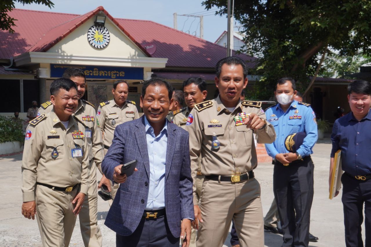 សប្បុរសជន ប្រគល់ម៉ូតូ ៥៥គ្រឿង និងរថយន្ដស្ទូច ១គ្រឿង ជូនដល់ស្នងការដ្ឋានខេត្តកណ្ដាល ដើម្បីបំពេញការងារ