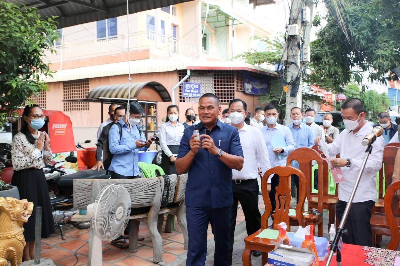 ឯកឧត្តម ស ថេត ជួបសំណេះសំណាលជាមួយសមាជិកគណបក្សប្រជាជនកម្ពុជា សង្កាត់បឹងទំពន់ទី១និងសង្កាត់បឹងទំពន់២និងឧបត្ថម្ភអំពូលភ្លើងសូឡា៥០គ្រឿងជូនអាជ្ញាធរសង្កាត់បឹងទំពន់ទី២