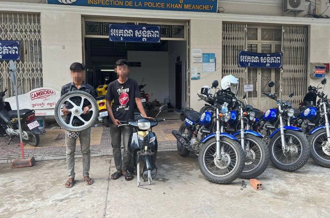 ក្មេងទំនើងបីនាក់ដែលបង្ហោះម៉ូតូតាមផ្លូវសាធារណៈ ត្រូវបាននគរបាលខណ្ឌមានជ័យ ឃាត់ខ្លួនអប់រំ