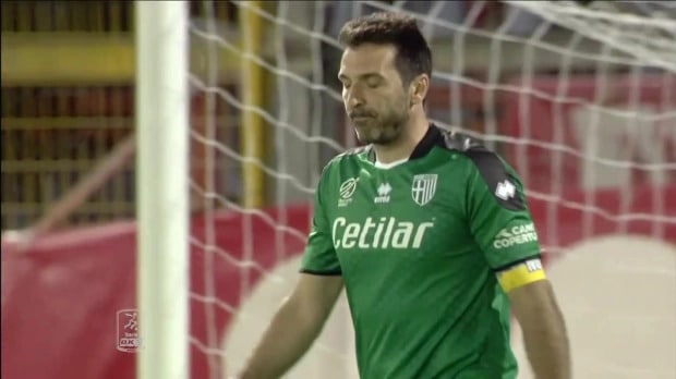 អ្នកគាំទ្រសុំឱ្យ Gianluigi Buffon ចូលនិវត្តន៍ពីបាល់ទាត់ បន្ទាប់ពីបង្កកំហុសគួរឱ្យភ្ញាក់ផ្អើល ក្នុងការប្រកួតកាលពីយប់មិញ