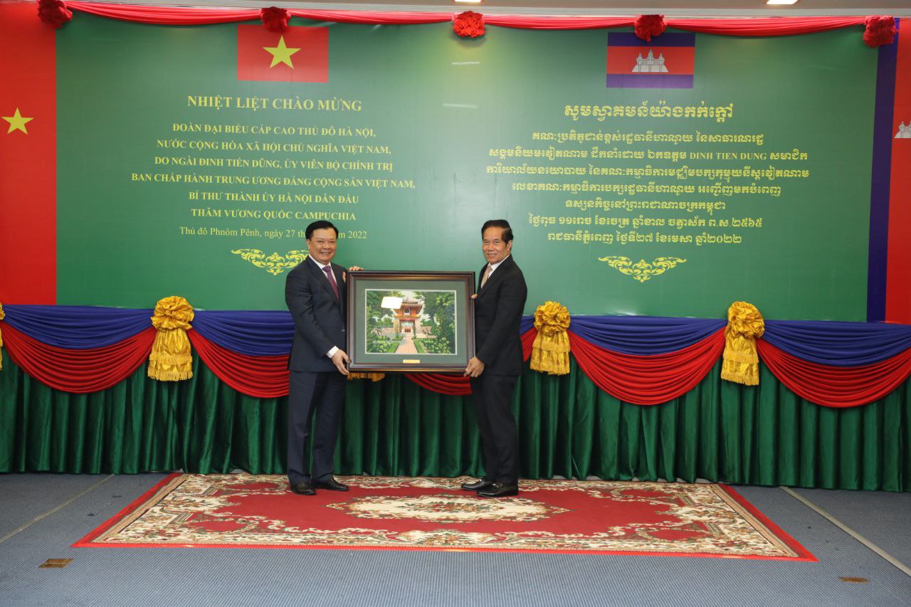 រាជធានីភ្នំពេញនិងរដ្ឋធានីហាណូយ បន្តជំរុញកិច្ចសហប្រតិបត្តិការការងារ លើវិស័យ ពិសេសការវិនិយោគពាណិជ្ជកម្មទេសចរណ៍ វប្បធម៌វប្បធម៌ អប់រំ