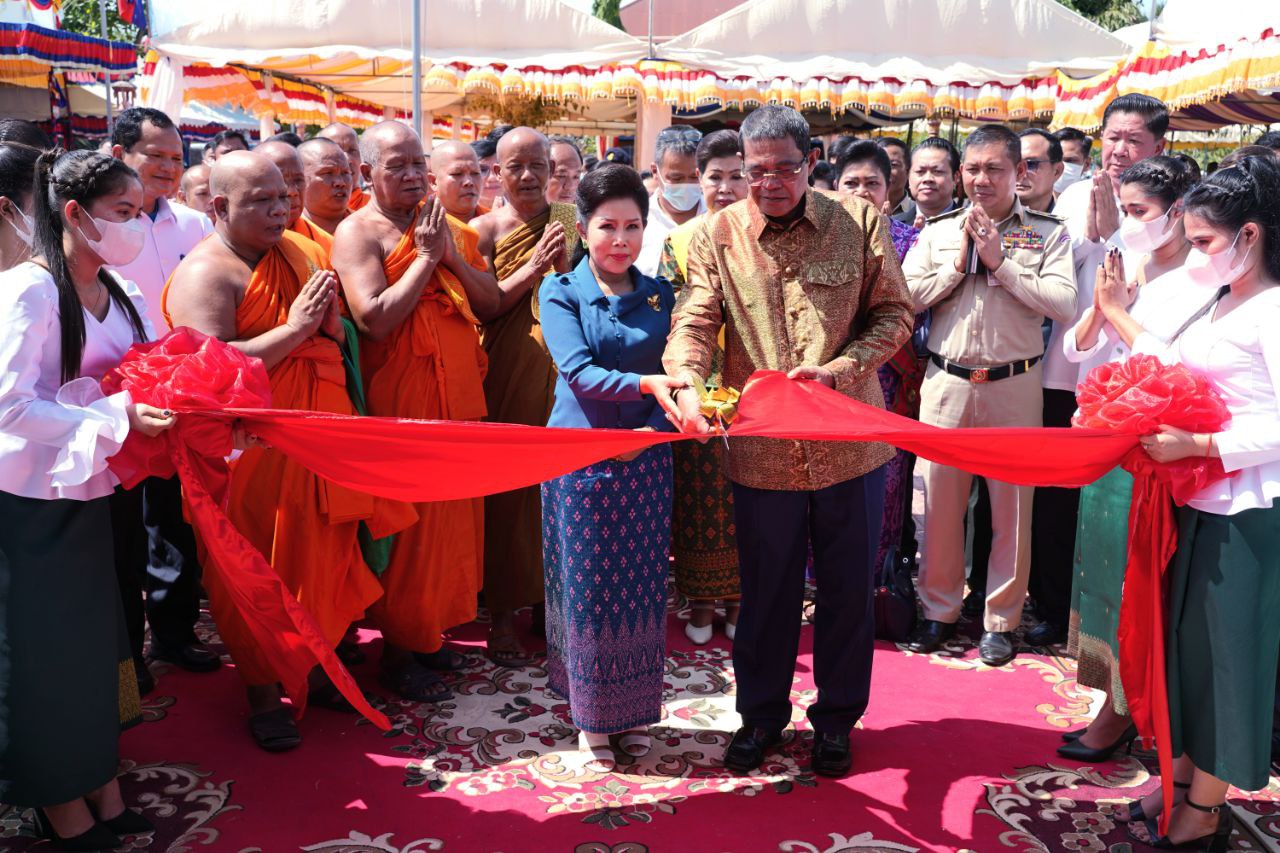 មហាកុដិ សាលាឆាន់ ផ្លូវលំ ក្លោងទ្វា និង សមទ្ធិផលមួយចំនួនទៀតនៅក្នុងស្រុកស្វាយចេក ខេត្តបន្ទាយមានជ័យត្រូវបានសម្ភោធដាក់ឱ្យប្រើប្រាស់