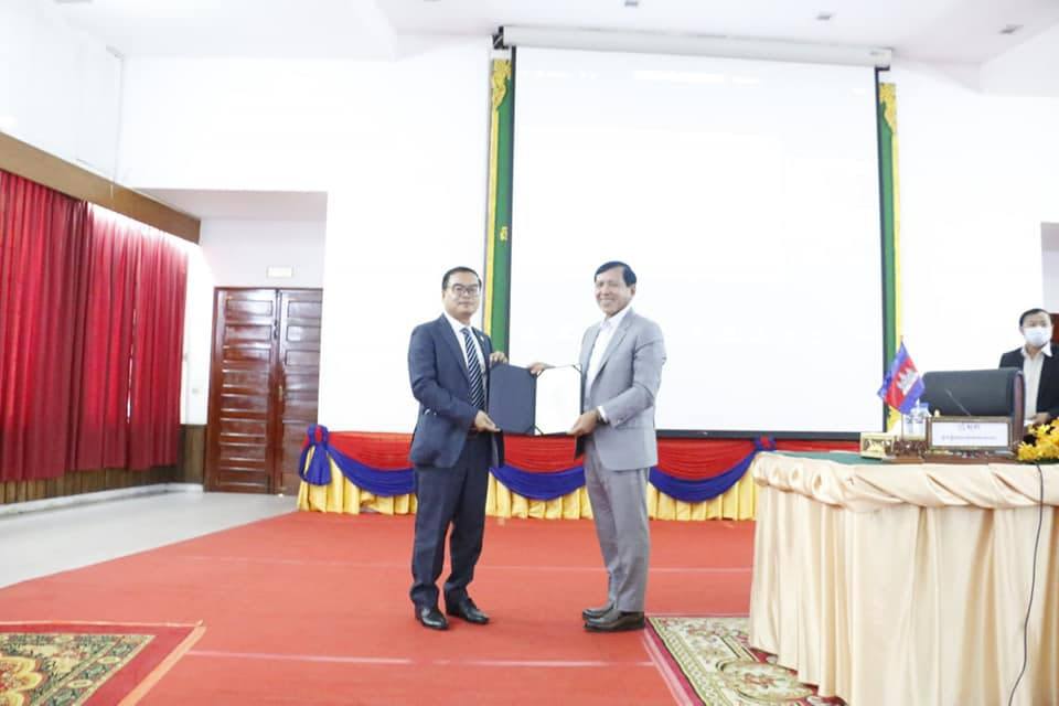 រដ្ឋមន្រ្តីក្រសួងមុខងារសាធារណៈ ធ្វើបាឋកថាចែករំលែកបទពិសោធន៍ សម្រាប់សិក្ខាកាមជាន់ខ្ពស់ជំនាន់ទី២ និងសិស្សមន្រ្តីជាន់ខ្ពស់ជំនាន់ទី១២ នៃសាលាភូមិន្ទរដ្ឋបាល