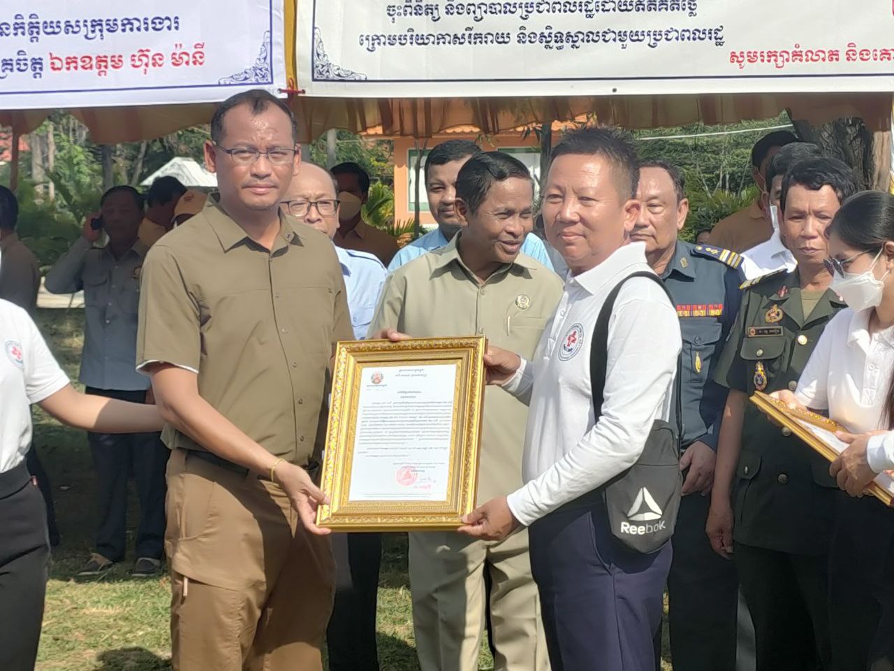 ក្រុមគ្រូពេទ្យស្ម័គ្រចិត្តឯកឧត្តមហ៊ុនម៉ានីជាង ៣៥០នាក់ចុះពិនិត្យនិងព្យាបាលជំងឺដោយឥតគិតថ្លៃជូនប្រជាពលរដ្ឋជាង ៥ពាន់នាក់នៅក្នុងវិទ្យាល័យក្រុងកំពង់ឆ្នាំង
