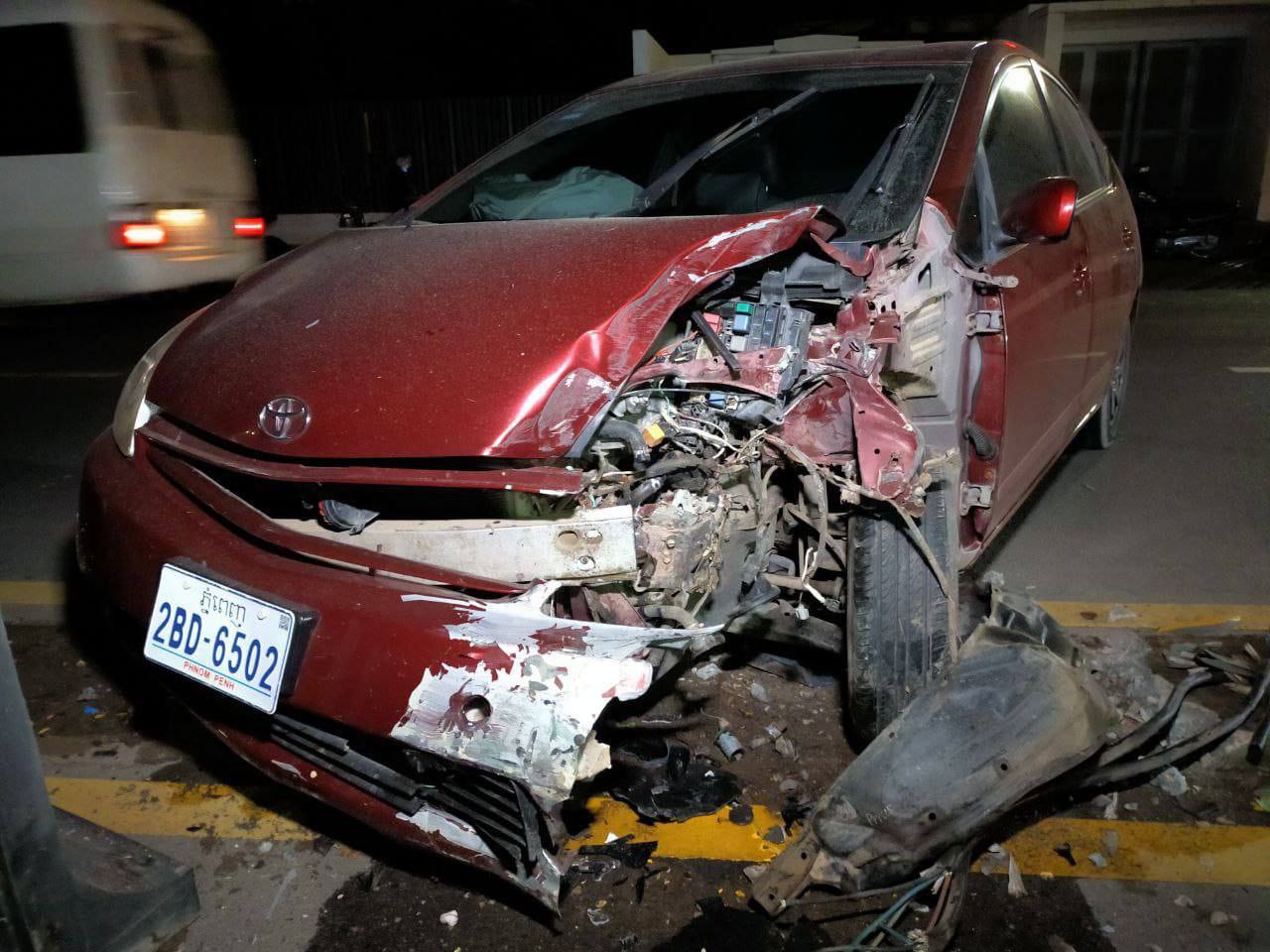 រថយន្ត prius បុករបាំងពុះទ្រូងផ្លូវបាក់រប៉ាត់រប៉ាយ និងបង្គោលភ្លើងមួយដើមបាក់រាបដល់ដី