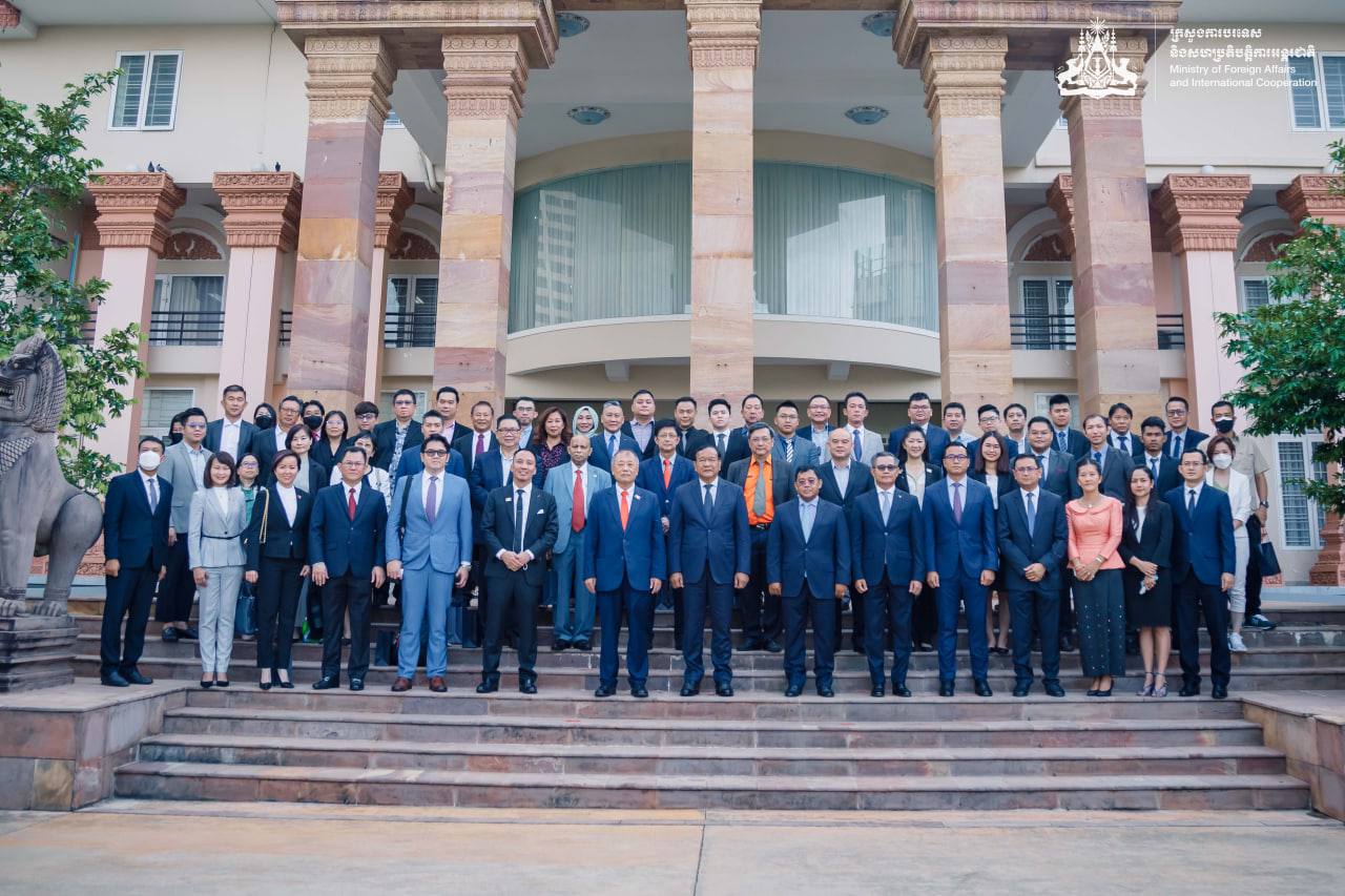 រដ្ឋមន្ត្រីការបរទេសកម្ពុជា៖ គិតត្រឹមខែកុម្ភៈ ឆ្នាំនេះ ម៉ាឡេស៊ី ឈរនៅលំដាប់ទី៣ នៃអ្នកវិនិយោគ ក្នុងចំណោមបណ្តាប្រទេសអាស៊ាន ដែលមានទុនវិនិយោគច្រើនជាងគេនៅកម្ពុជា