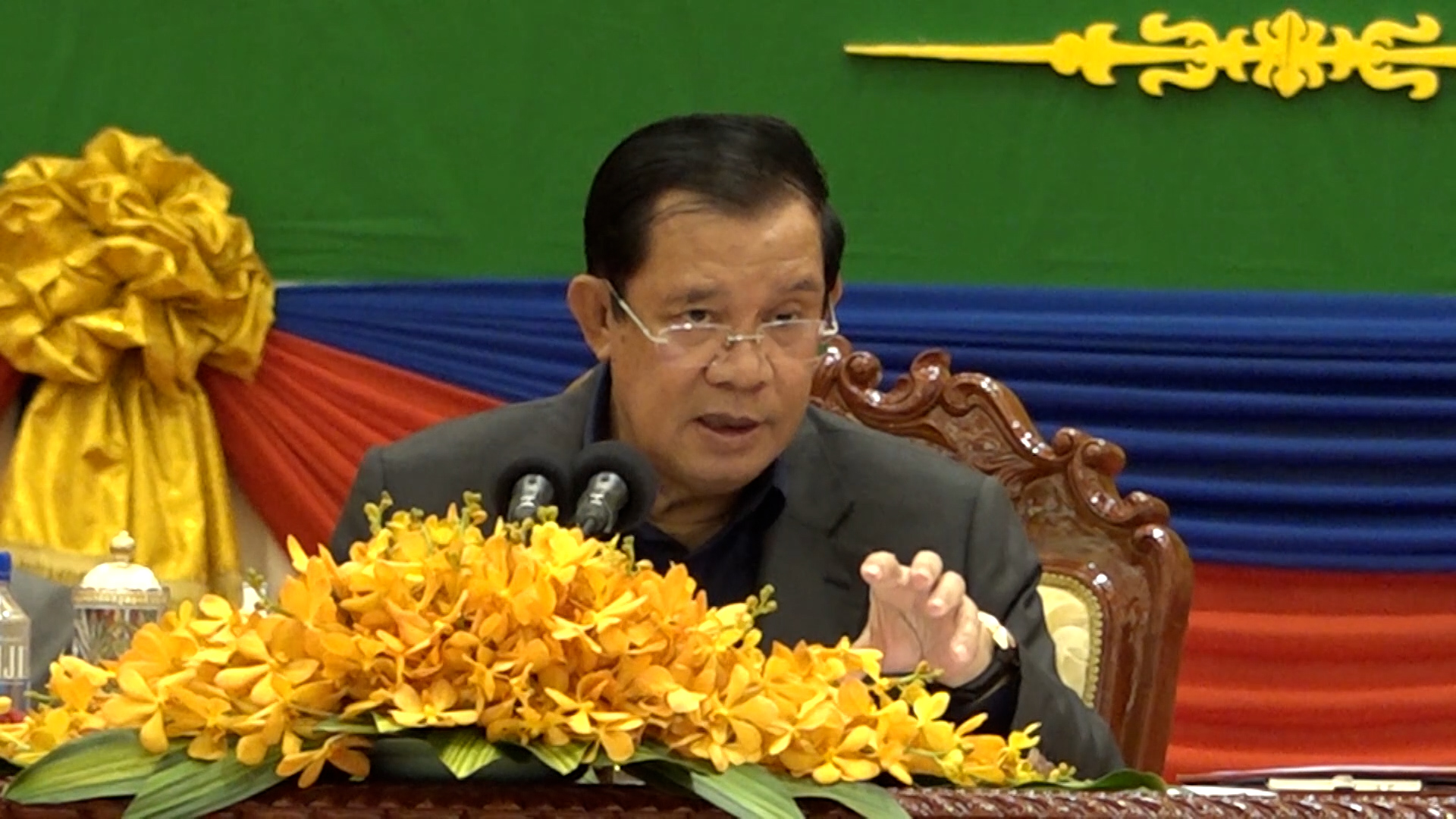 សម្តេចតេជោ ហ៊ុន សែន សួរថា តើករណីគប់ស្បែកជើងនៅរដ្ឋធានីវ៉ាស៊ីនតោន ជាករណីហិង្សា ឬសិទ្ធិបញ្ចេញមតិ?