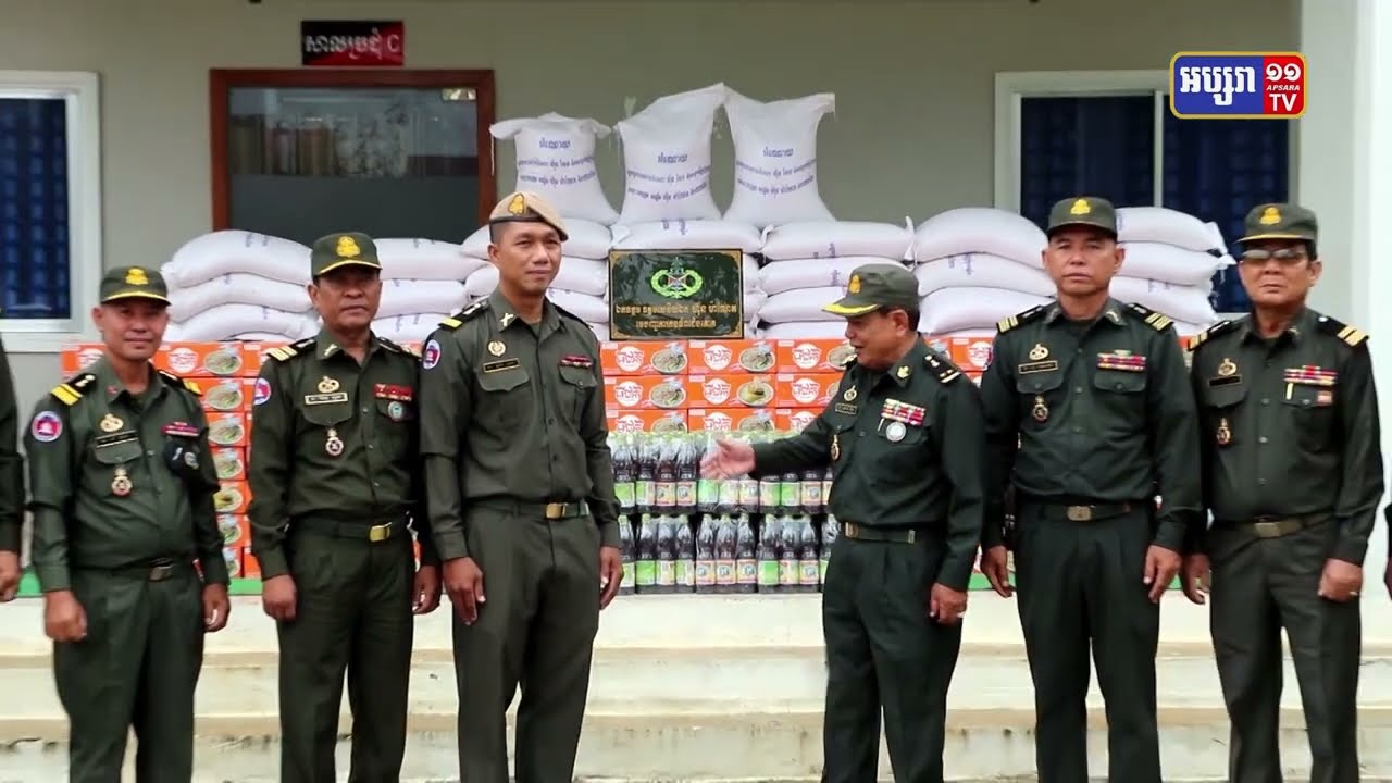 ឯកឧត្តមបណ្ឌិត ហ៊ុន ម៉ាណែត និងលោកជំទាវ ពេជ ចន្ទមុន្នី ផ្តល់អង្ករ៥ តោន មីជាតិ៣០០កេសទឹកត្រី១០០យួរជូនតំបន់ប្រតិបត្តិការសឹករងកំពង់ធំសម្រាប់បម្រើការងារមនុស្សធម៌ (Video Inside)