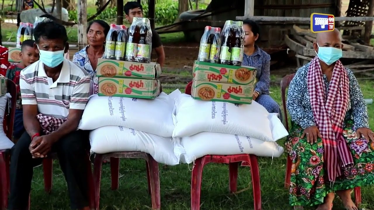 ប្រធានក្រុមបក្សចុះជួយមូលដ្ឋាន ឃុំបន្ទាយស្ទោង នាំយកអំណោយ របស់ឯកឧត្តមបណ្ឌិត ហ៊ុន ម៉ាណែត និងលោកជំទាវ ឧបត្ថម្ភជូនសមាជិកបក្ស ដែលមានជីវភាព លំបាកខ្វះខាត ១០គ្រួសារ នៅភូមិស្លាករ (Video Inside)