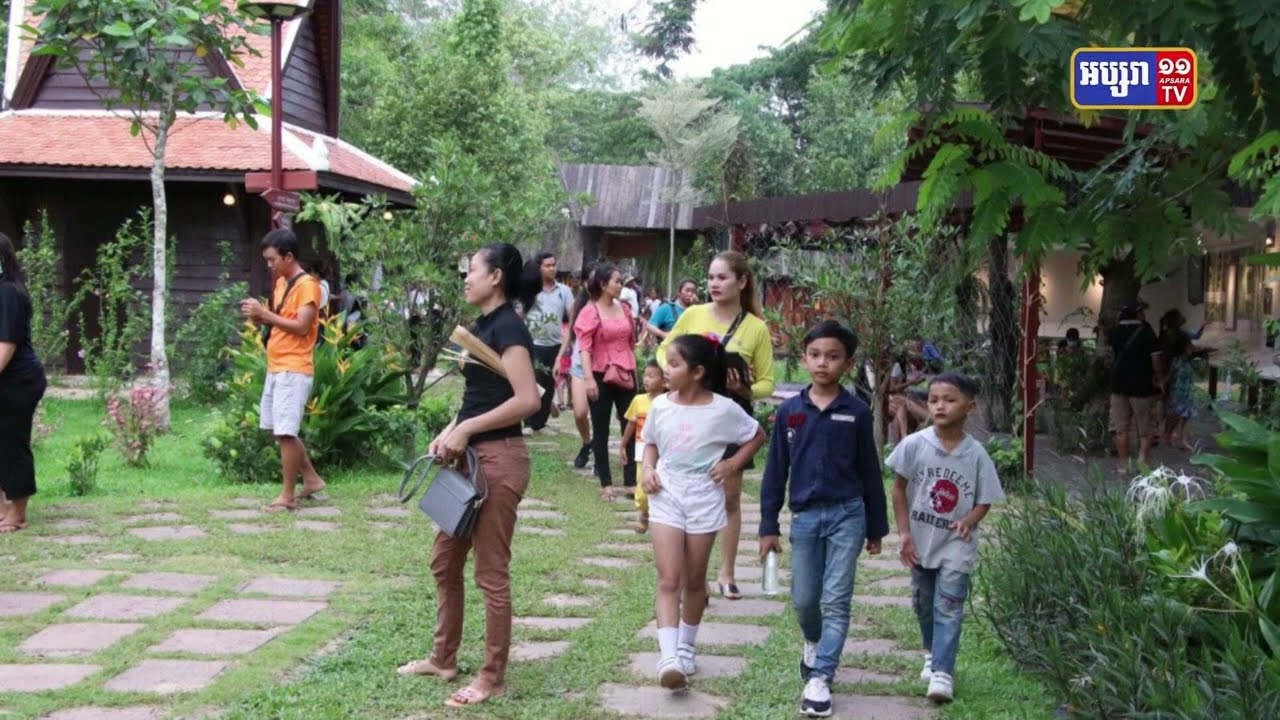 ភ្ញៀវទេសចរយ៉ាងច្រើនកុះករបានអញ្ជើញទៅទស្សនាសួនរុក្ខជាតិអង្គរ (Video Inside)