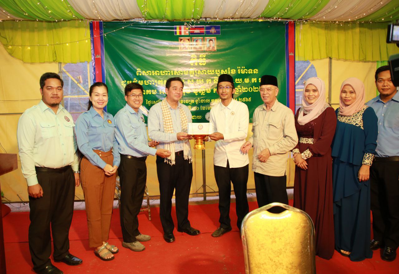 អភិបាលខេត្តកំពង់ចាម អញ្ជើញជួបសំណេះសំណាលជាមួយសាសនិកអ៊ិស្លាម ក្នុងពិធីទទួលទានអាហារសាមគ្គីស្រាយបួសខែ រ៉ម៉ាទន