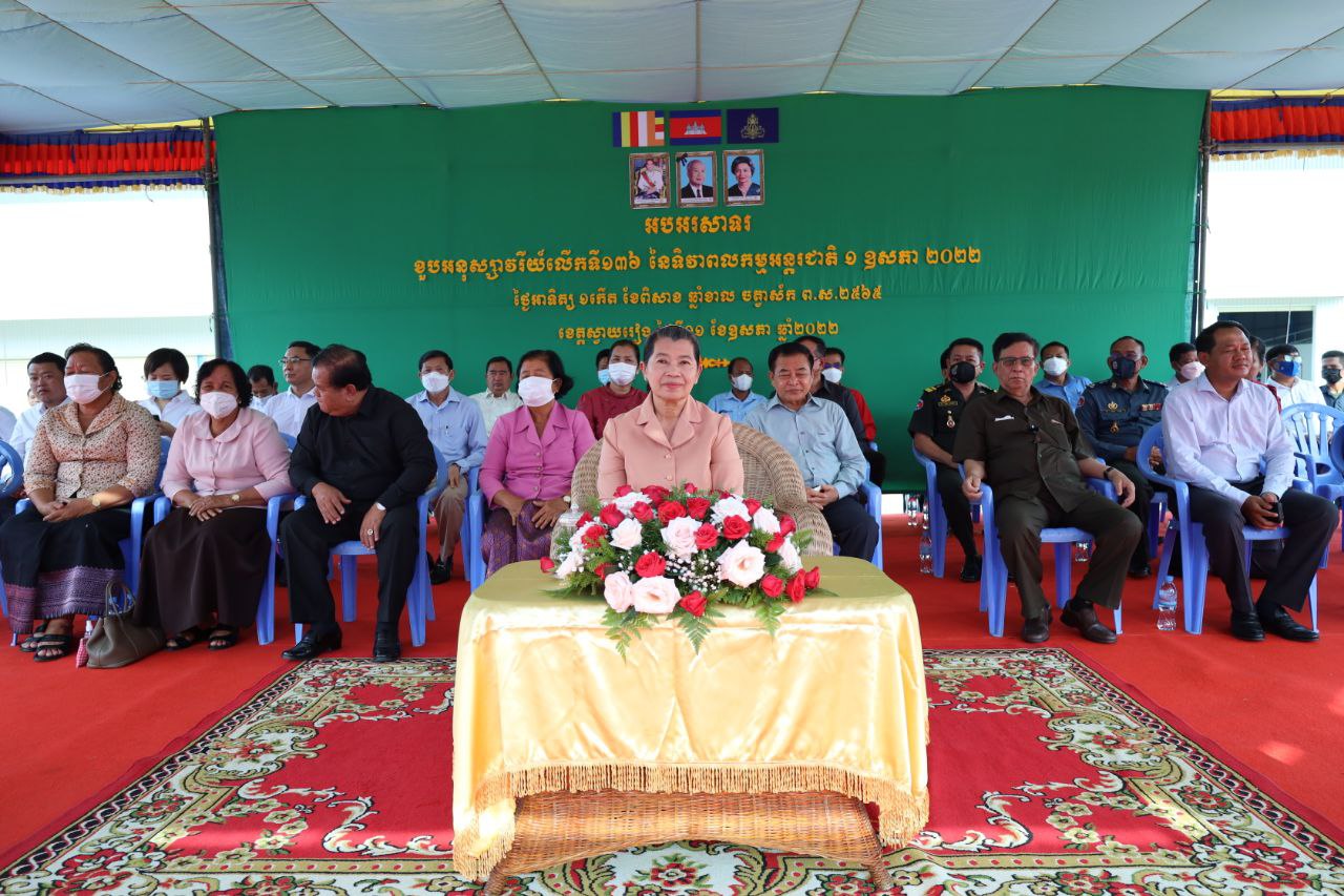 លោកជំទាវកិត្តិសង្គហបណ្ឌិត ម៉ែន សំអន បានស្នើឲ្យកម្មករ កម្មការិនីត្រូវរក្សាជំហរការងារ គោរពច្បាប់ការងារ ករណីមានភាពមិនប្រក្រតី ត្រូវស្នើសុំតំណាង ដើម្បីជួបពិភាក្សាដោះស្រាយការងារ