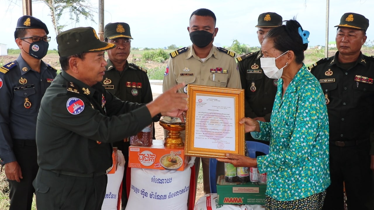 ប្រធានមាគមអតីតយុទ្ធជនកម្ពុជាខេត្តកំពង់ធំ បើកប្រាក់ បេឡាមរណសង្គ្រោះក្នុងពិធីបុណ្យសពអតីតយុទ្ធជន ដែលរស់នៅលើដីសម្បទានសង្គមកិច្ច