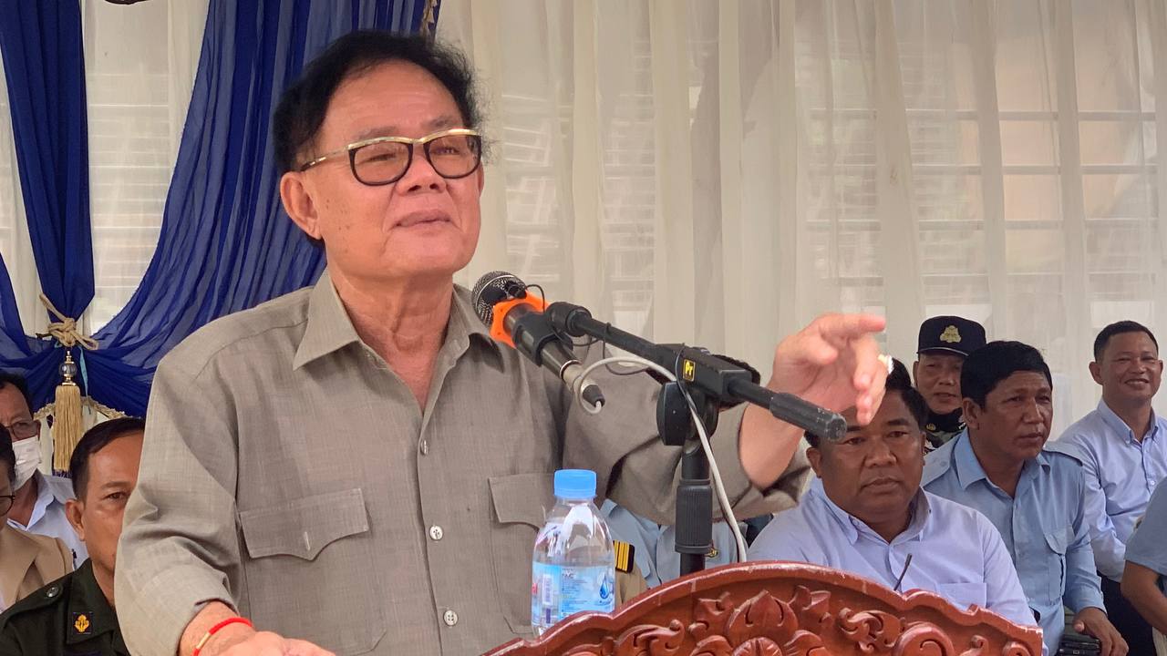 ឧកញ៉ា ឡូវ ហ៊ឺង នាំមកនូវអំណោយ ឯកឧត្តម ឧត្តមសេនីយ ហ៊ុន ម៉ាណែត ផ្តល់ជូនប្រជាពលរដ្ឋ នៅក្នុងភូមិបឹងទីង ឃុំទងត្រឡាច ស្រុកស្រីសន្ធរ ខេត្តកំពង់ចាម