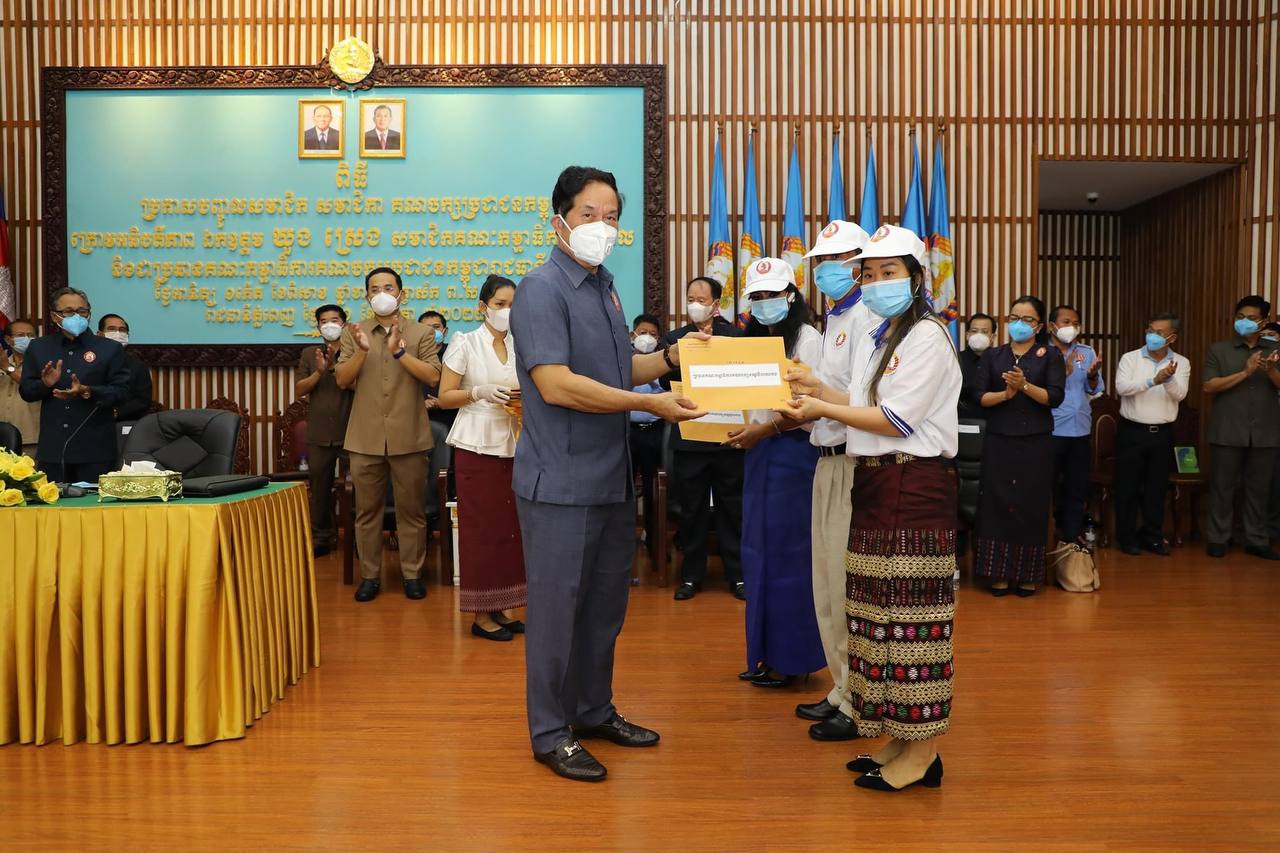 បេក្ខជនក្រុមប្រឹក្សាឃុំ-សង្កាត់ និងសកម្មជនបក្សភ្លើងទៀនក្នុងរាជធានីភ្នំពេញ ៧៨រូប ប្រកាសចុះចូលបក្សកាន់អំណាច គ្រាការបោះឆ្នោតខិតជិតដល់