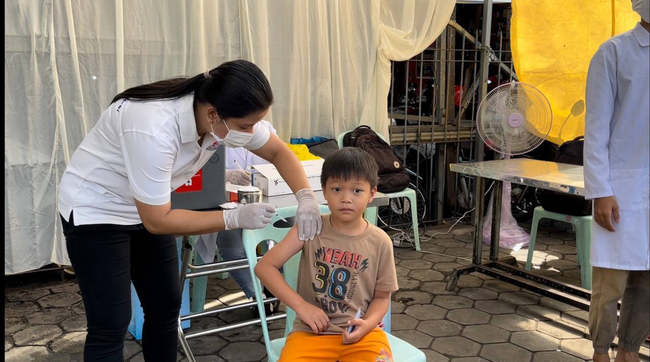 អាជ្ញាធរចាត់ឱ្យក្រុមគ្រូពេទ្យស្ពាយវ៉ាក់សាំងទៅចាក់ជូនអ្នកនៅតាមទីផ្សារ ទីប្រជុំជន ប្លុកផ្ទះជួល របស់កម្មករ ក្នុងរោងចក្រ ទីតាំងចល័ត នានា ក្នុងយុទ្ធនាការចុះចាក់វ៉ាក់សាំង កូវីដ-១៩