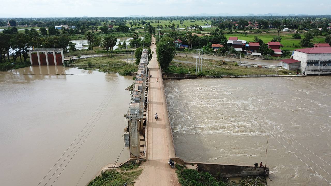 ដោយសារភ្លៀងធ្លាក់បន្តបន្ទាប់មន្ទីរធនធានទឹកខេត្តកំពង់ស្ពឺ បង្ខំចិត្តបើកទ្វារទឹកនៅតាមទំនប់ និងអាងមួយចំនួន ដើម្បី បញ្ជៀសការលិចលង់