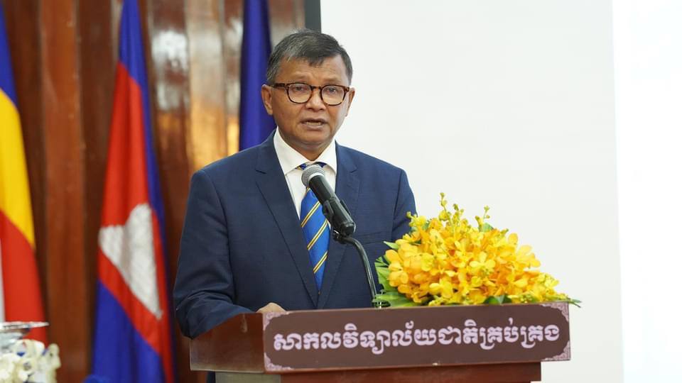 សៀវភៅ “ឈ្វេងយល់អំពីអាស៊ាន តួនាទីច្បាប់ និងវិស័យអប់រំក្នុង សមាហរណកម្មអាស៊ាន” ត្រូវបានសម្ពោធដាក់ជាផ្លូវការស្រប ពេលកម្ពុជាធ្វើជាម្ចាស់ផ្ទះនៃកិច្ចប្រជុអាស៊ាន