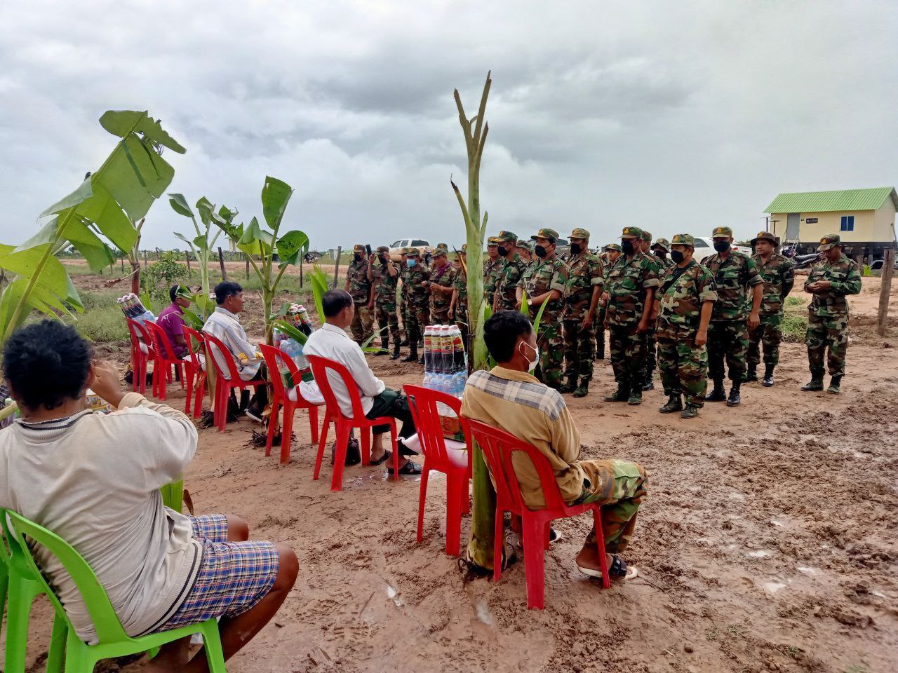មេបញ្ជាការផ្នែកសឹករងសំបូរ អញ្ជើញចុះសាកសួរសុខទុក្ខអតីតយុទ្ធជន ៨គ្រួសារនិងឧបត្ថម្ភអំណោយស្បៀងអាហារ