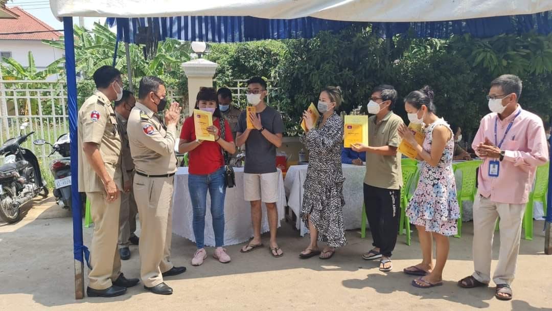 អធិការដ្ឋាននគរបាលខណ្ឌឫស្សីកែវ បញ្ជាក់ថា គ្រប់ប៉ុស្តិ៍នគរបាលរដ្ឋបាល និងផ្នែកជំនាញធ្វើសៀវភៅស្នាក់នៅ (ក២) សៀវភៅគ្រួសារ (ក៤) និងអត្តសញ្ញាណប័ណ្ណសញ្ជាតិខ្មែរ ត្រូវធ្វើជូនពលរដ្ឋក្នុងមូលដ្ឋានជារៀងរាល់ថ្ងៃ