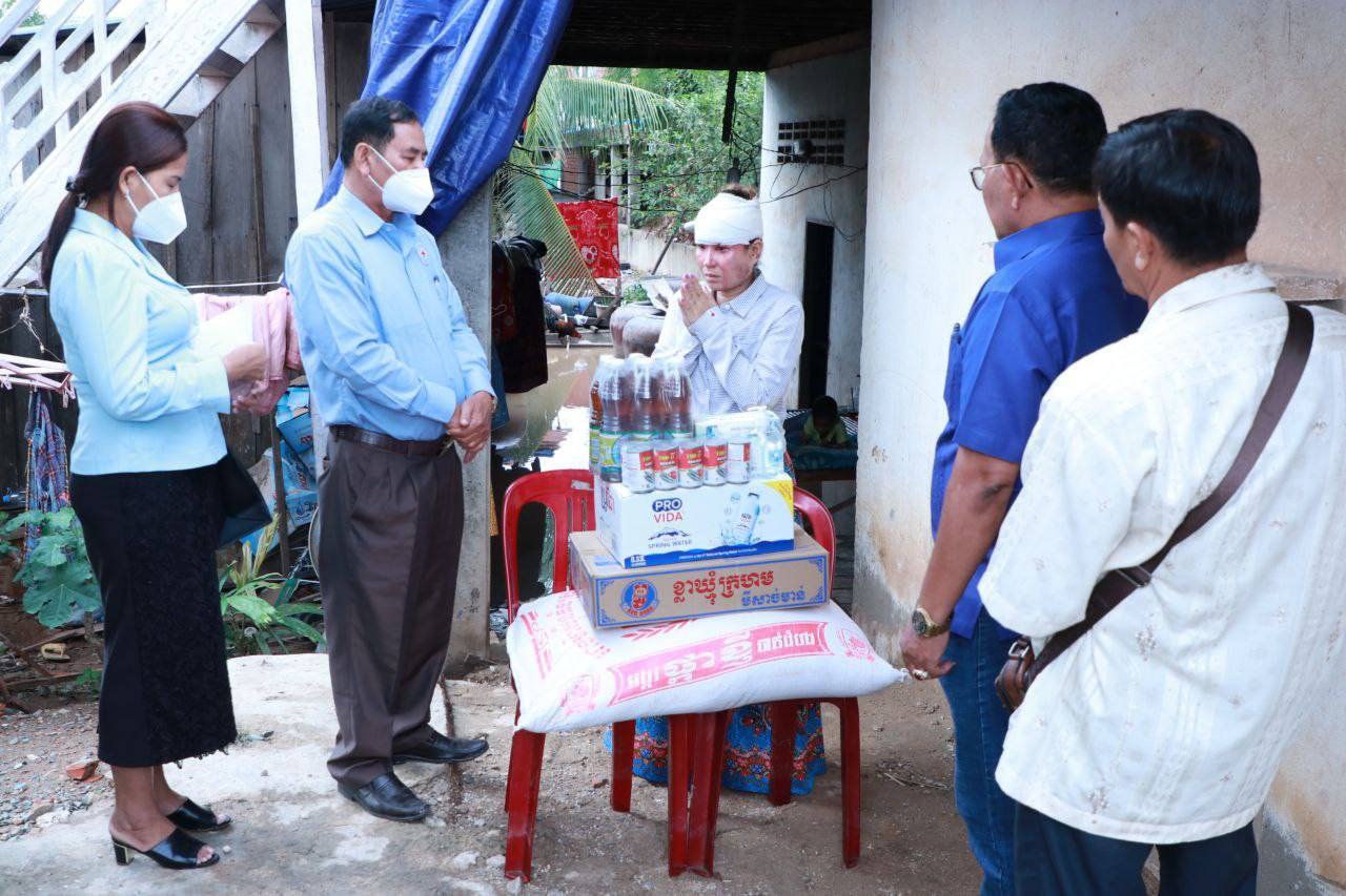 អាជ្ញាធរខេត្តកណ្ដាល ចុះសួរសុខទុក្ខ និងផ្ដល់អំណោយដល់ស្ត្រីរងគ្រោះដោយសារទឹកអាស៊ីត