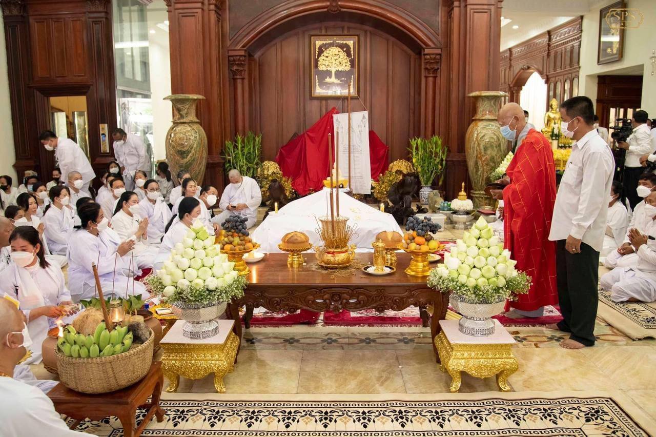 សម្តេចតេជោ ហ៊ុន សែន និងសម្តេចកិត្តិព្រឹទ្ធបណ្ឌិត ព្រមទាំងក្រុមគ្រួសារ សាច់ញាតិ កំពុងរៀបចំពិធីបុណ្យជូនសពព្រឹទ្ធាចារ្យ ហ៊ុន ណេង នៅឯគេហដ្ឋាន ក្នុងក្រុងកំពង់ចាម