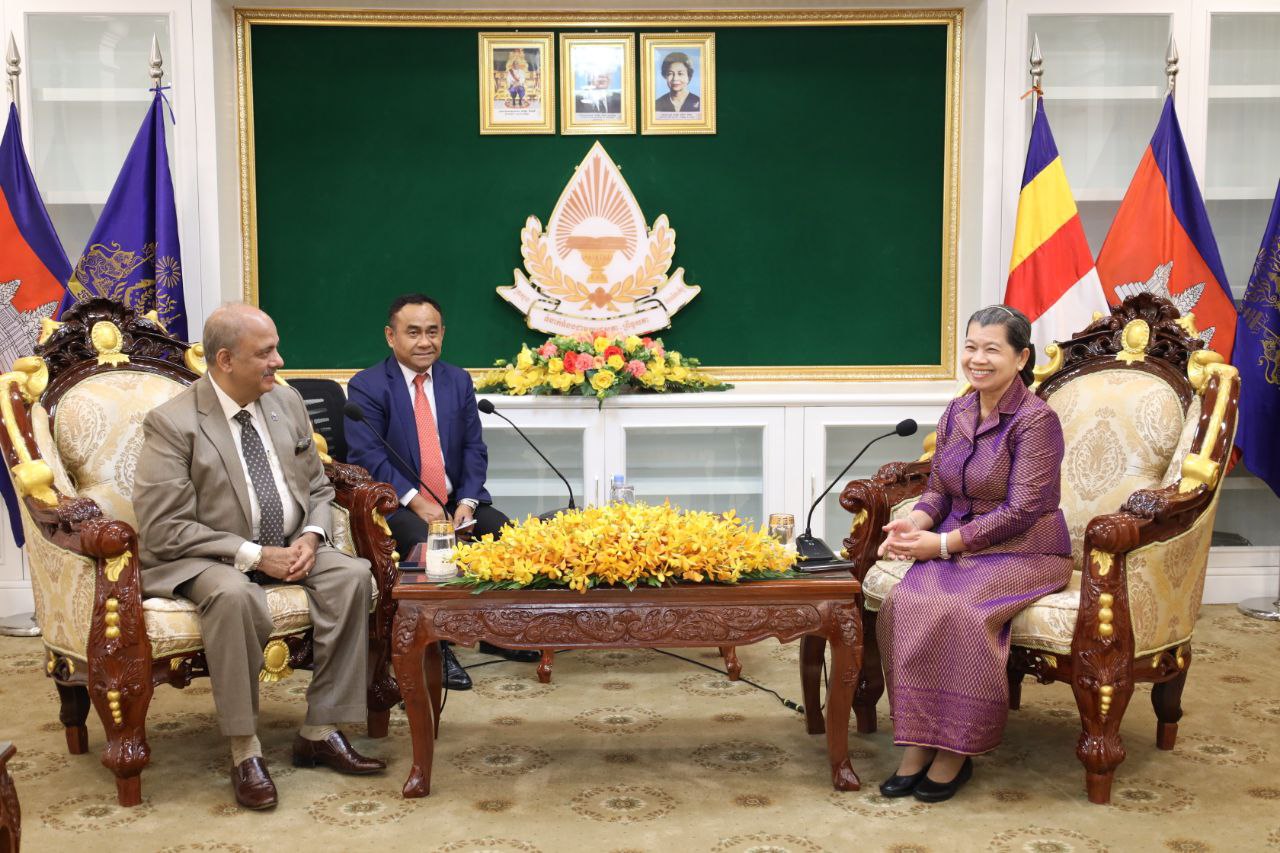 លោកជំទាវកិត្តិសង្គហបណ្ឌិត ម៉ែន សំអន ៖ បានអនុញ្ញាតិឲ្យ លោក សិក្ខា មេត្តា ប្រធាន អង្គការរ៉ូតែរីអន្តរជាតិ និងគណៈប្រតិភូចូលជួបសំដែងការគួរសម និងពិភាក្សាការងារ