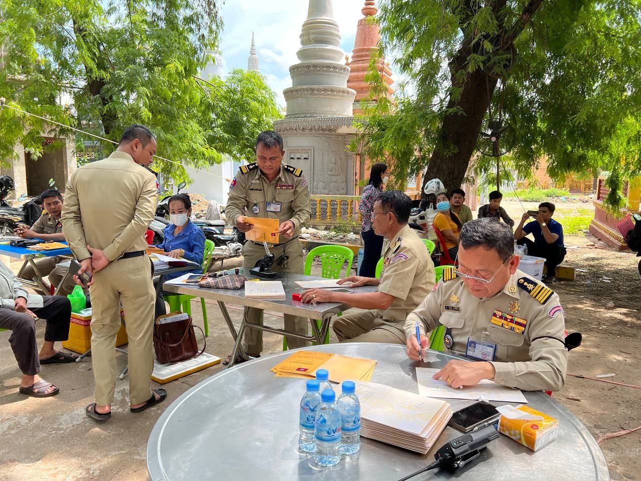អធិការនគរបាលខណ្ឌឬស្សីកែវ៖ មន្ត្រីនគរបាលខណ្ឌ-ប៉ុស្ដិ៍ បន្តចុះធ្វើសៀវភៅស្នាក់នៅ និងសៀវភៅគ្រួសារ ជូនពលរដ្ឋជារៀងរាល់ថ្ងៃ