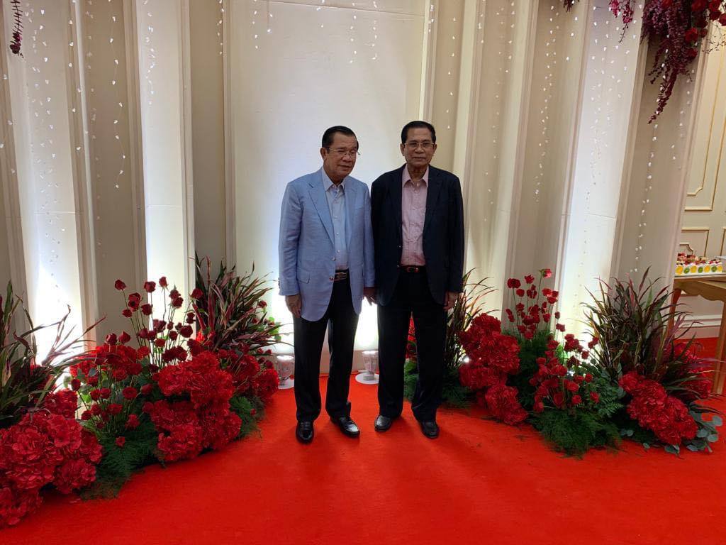 សម្តេចតេជោ៖ “តើបងនៅចាំទេគឺក្បែរកន្លែងតំកល់សពបងនេះហើយដែលបង និងខ្ញុំចូលរួមធ្វើបាតុកម្មប្រឆាំងពួកធ្វើរដ្ឋប្រហារ និងទាមទារប្រគល់តំណែងថ្វាយសម្តេចឪយើងវិញកាលពីថ្ងៃ២៣ មិនា ១៩៧០ដែលពេលនោះបងអាយុ២០ឆ្នាំឯខ្ញុំអាយុ១៨ឆ្នាំ