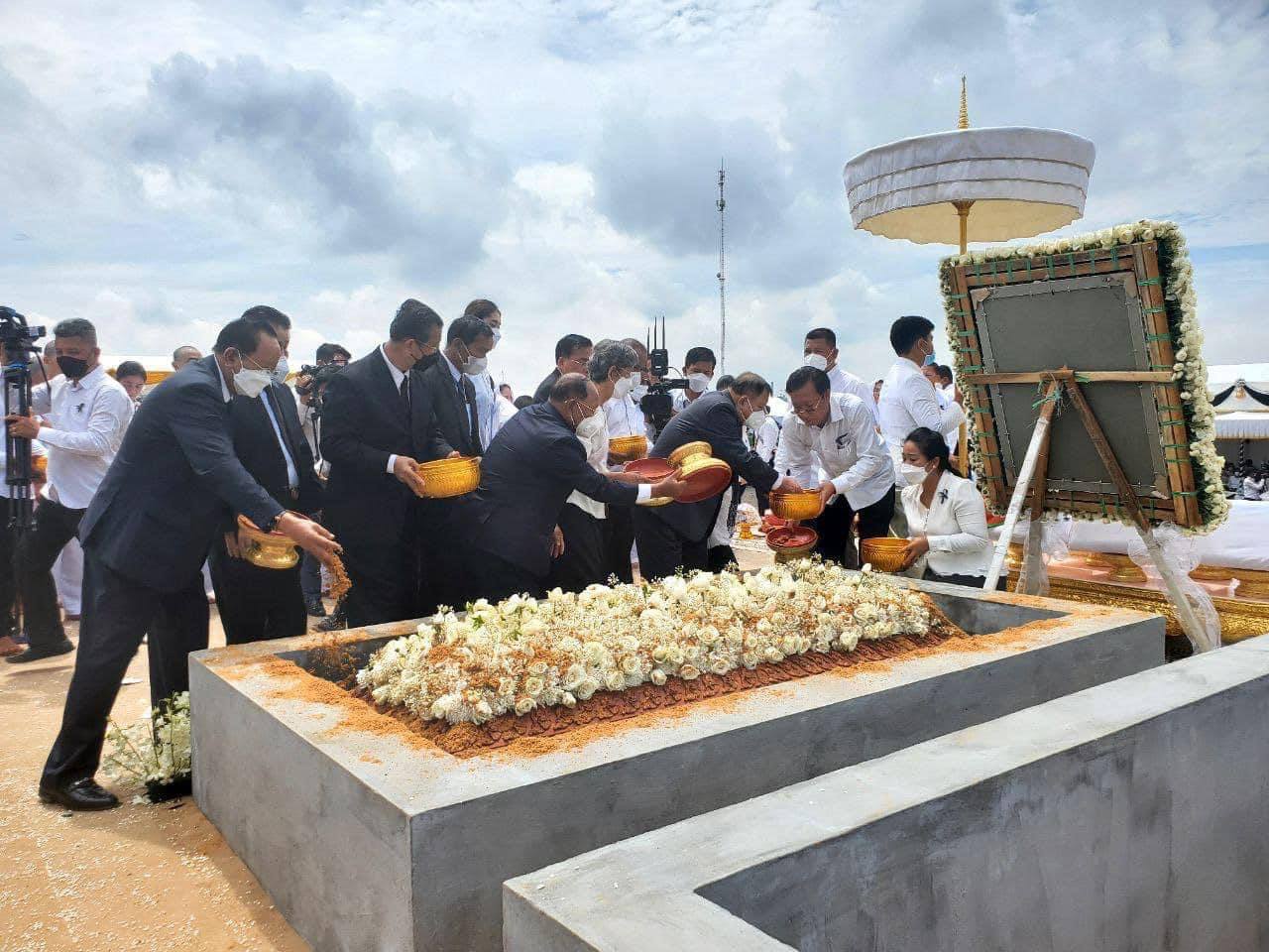 ឥស្សរជនកំពូលជាតិ អញ្ជើញគោរពវិញ្ញាណក្ខន្ធ និងបូជាផ្កា ផ្តល់កិត្តិយសផ្តល់ព្រះធរណី ជាកិច្ចបច្ឆាមរណៈ ជូនចំពោះសព សម្តេចឧត្តមទេពញាណ ហ៊ុន ណេង