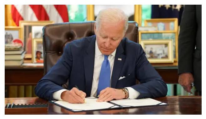 Biden នៅថ្ងៃចន្ទសប្តាហ៍នេះ បានចុះហត្ថលេខាលើ ច្បាប់ជួល-ឱ្យខ្ចីសម្ភារៈយោធា “Lend-lease Act” ដែលនឹងផ្ដល់ឱ្យរូបលោកនូវអំណាច ក្នុងការពន្លឿនការបញ្ជូនសម្ភារៈយោធា និងអាវុធទៅឱ្យអ៊ុយក្រែន ដែលកំពុងតស៊ូប្រយុទ្ធជាមួយកងទ័ពរុស្ស៊ី