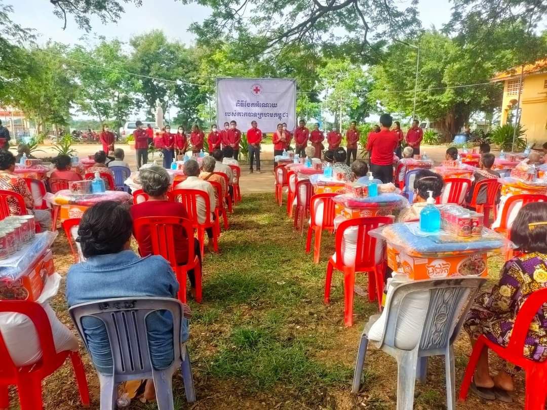លោកជំទាវ ម៉ែន នារីសុភ័ក្រ និងឯកឧត្តមស៊ុន សុវណ្ណារិទ្ធិ ដឹកនាំក្រុមការងារចុះចែកអំណោយកាកបាទក្រហមកម្ពុជាជូនប្រជាពលរដ្ឋជួបការលំបាកខ្វះខាតចំនួន ២០៣ គ្រួសារនៅក្នុងស្រុកកំពង់លែង