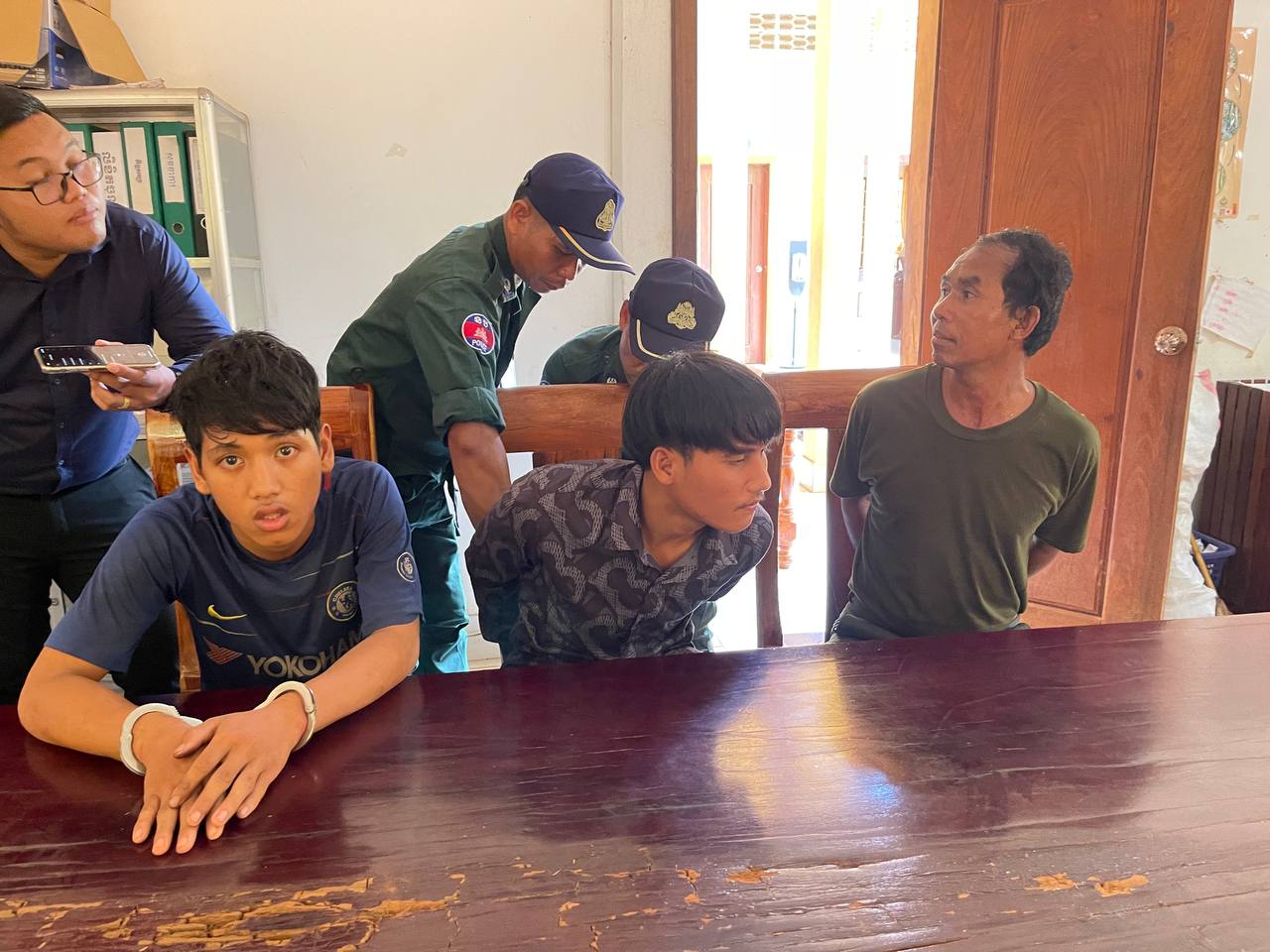 ព្រះរាជអាជ្ញា រងខេត្តព្រះវិហារ ដឹកនាំកម្លាំងចម្រុះ ចុះអនុវត្តសាលក្រម និងបង្ក្រាបទីតាំងស្តុកឈើដោយខុសច្បាប់