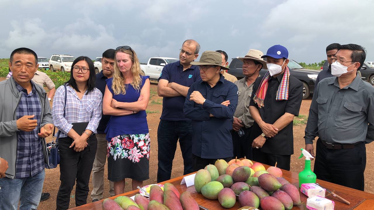 រដ្ឋមន្ត្រីក្រសួងកសិកម្ម រួមដំណើរជាមួយ លេខាទី១ ស្ថានទូតអូស្រ្តាលី ប្រចាំកម្ពុជា អញ្ជើញពិនិត្យ ដំណាំស្វាយ របស់ក្រុមហ៊ុន ហ្គ្រីន ស៊ី អេហ្គ្រីខលជ័រ នៅខេត្តស្ទឹងត្រែង