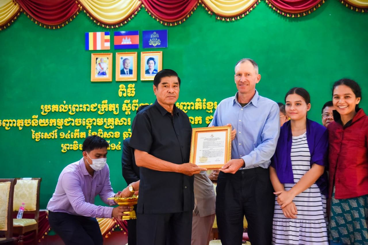 លោក បេន និងក្រុមគ្រួសារក្នុងបុព្វហេតុលៈបង់ និងជួយក្នុងកិច្ចការពារធនធានធម្មជាតិនៅកម្ពុជា បានទទួល សញ្ជាតិខ្មែរជាផ្លូវការ