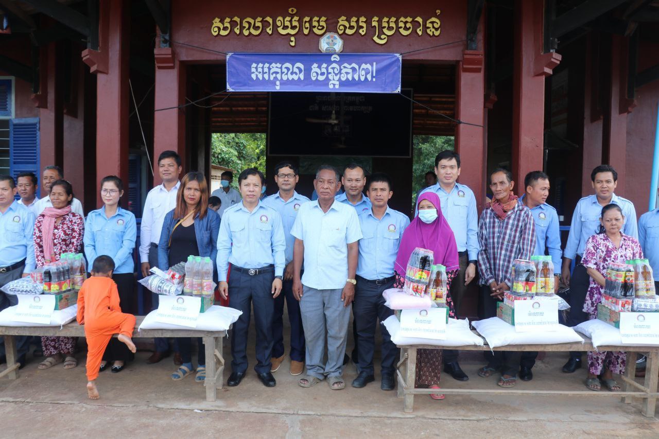 ក្រុមការងារចុះជួយ ស.ស.យ.ក. ស្រុកពារាំង នាំយកអំណោយរបស់ឯកឧត្តម ស សុខា និងលោកជំទាវ ផ្ដល់ជូនដល់រដ្ឋបាលស្រុក, ស.ស.យ.ក. ស្រុក, សាលាឃុំ និងពលរដ្ឋជួបការលំបាក ៧គ្រួសារ នៅឃុំមេសរប្រចាន់