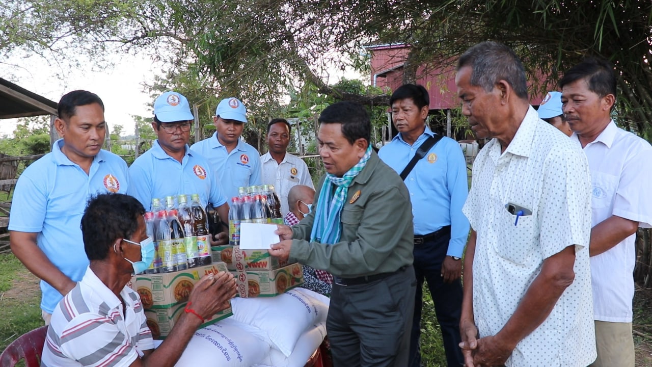 ឯកឧត្ដម សោម ស៊ុន នាំយកអំណោយឧបត្ថម្ភជូនសមាជិកបក្សឃុំបន្ទាយស្ទោង