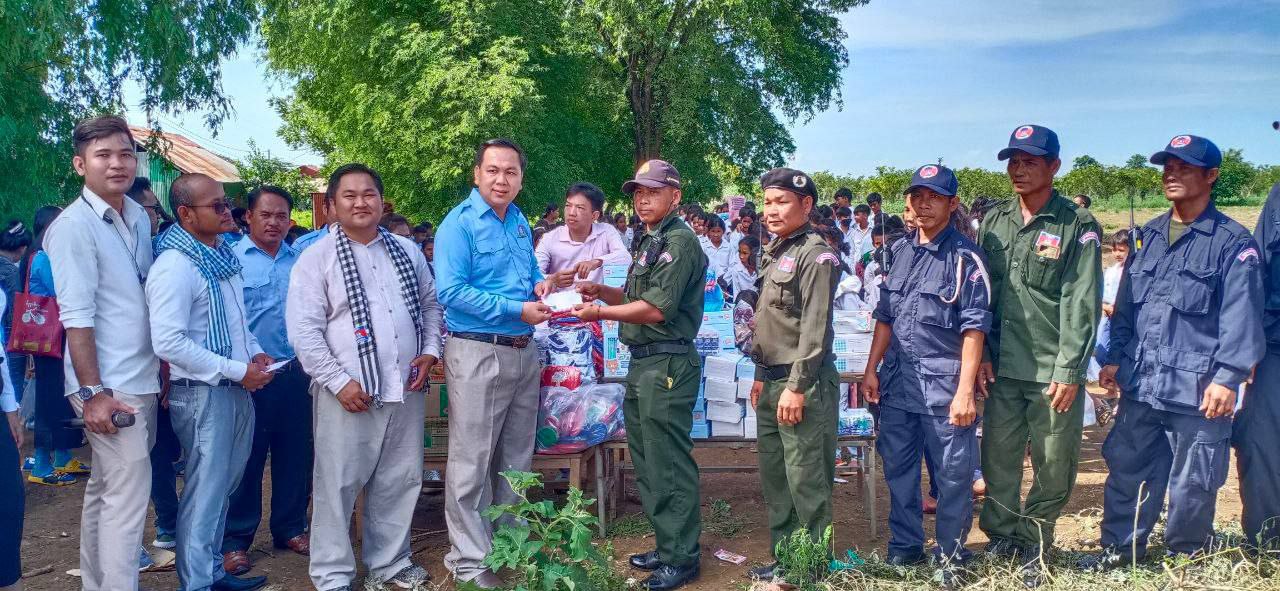 សមាជិក សហភាពសហព័ន្ធយុវជនកម្ពុជា(ស.ស.យ.ក) ឃុំចែងមានជ័យ លោកគ្រូ អ្នកគ្រូ សាលាភាសាអង់គ្លេសភូមិធ្ង័រ និងសាលាបឋមសិក្សាធ្ង័រ បាទទួលអំណោយមួយចំនួនពីសប្បុរសជន