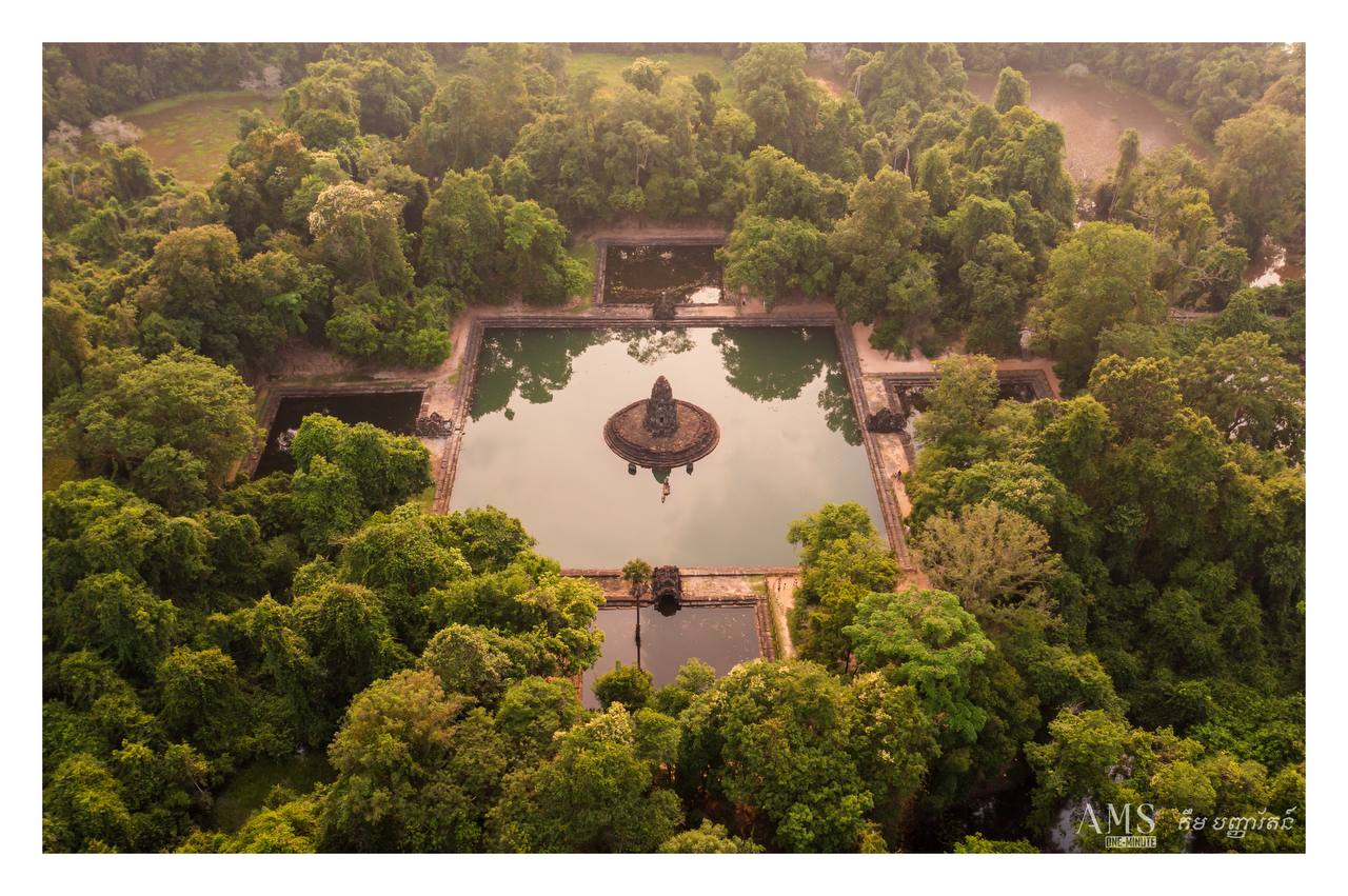 ប្រាសាទនាគព័ន្ធ សាងសង់នៅលើកោះទំហំ ៣៥០ម បួនជ្រុង ក្នុងរជ្ជកាលព្រះបាទជ័យវរ្ម័នទី៧ នាឆ្នាំ ១១៩១ ដើម្បីឧទ្ទិសថ្វាយព្រះពុទ្ធសាសនាមហាយាន