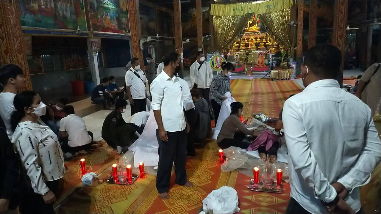សពឪពុកម្ដាយតារាចម្រៀង សុវត្ថិឌី ធារីកា បានដឹកមកតម្កល់ធ្វើបុណ្យតាមប្រពៃណីនៅវត្តចង្ក្រានតាព្រហ្មមានជ័យ ហៅវត្តស្ទឹងមានជ័យ ទាំងយប់ ខណៈមានអ្នកសិល្បះជាច្រើនចូលរួម