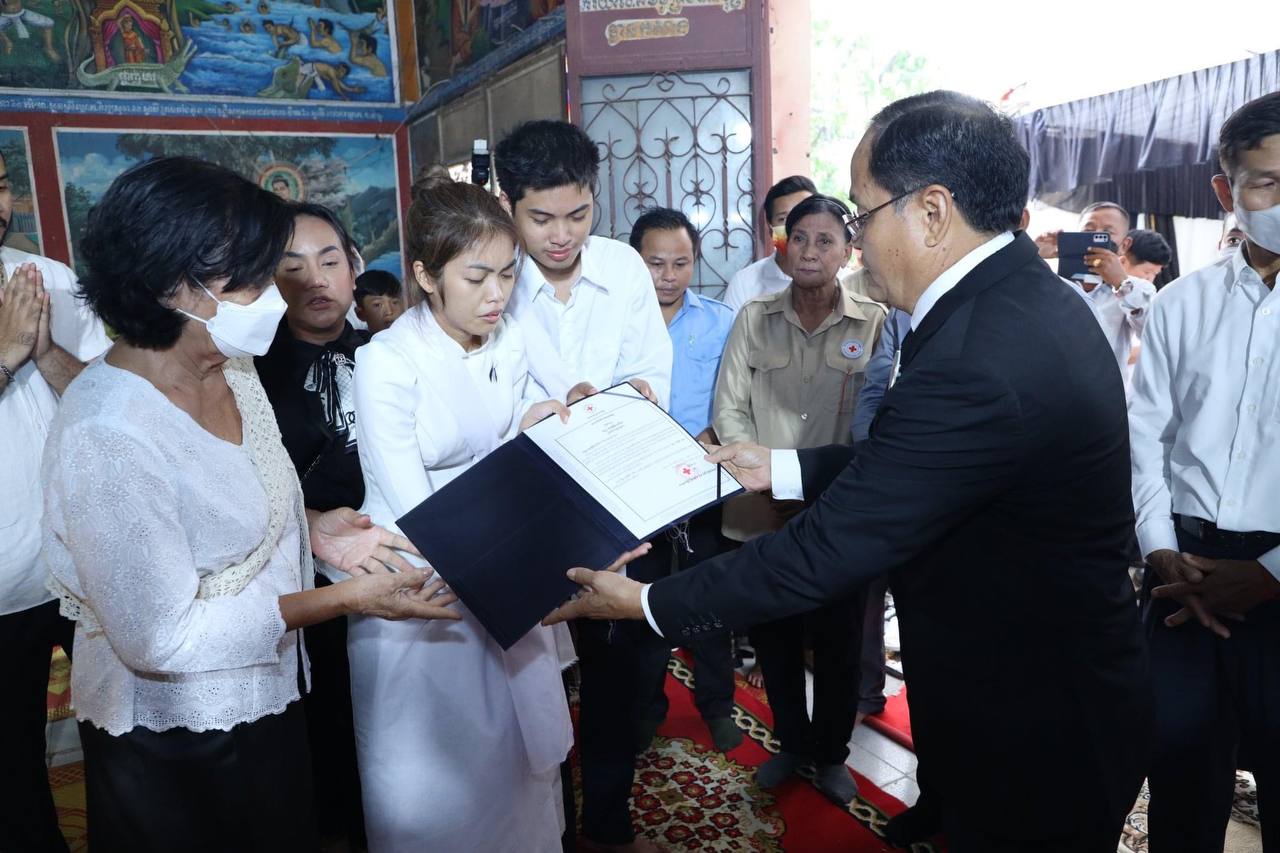 សម្តេចកិត្តិព្រឹទ្ធបណ្ឌិត ប៊ុន រ៉ានី ហ៊ុនសែន ចាត់តំណាងទៅចូលរួមរំលែកទុក្ខ កញ្ញា សុវត្ថិឌី ធារិកា និងក្រុមគ្រួសារ ចំពោះមរណភាពលោកឪពុក និងអ្នកម្តាយបង្កើត