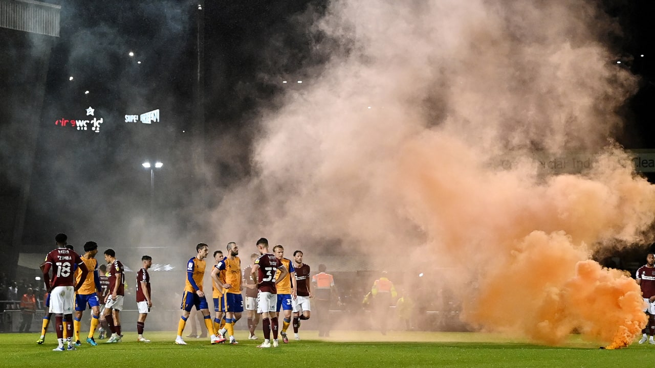 អ្នកគាំទ្រ Northampton បានប្រើអំពើហឹង្សាក្នុងទីលានបន្ទាប់ពីក្រុមបរាជ័យក្នុងការប្រកួត League Two